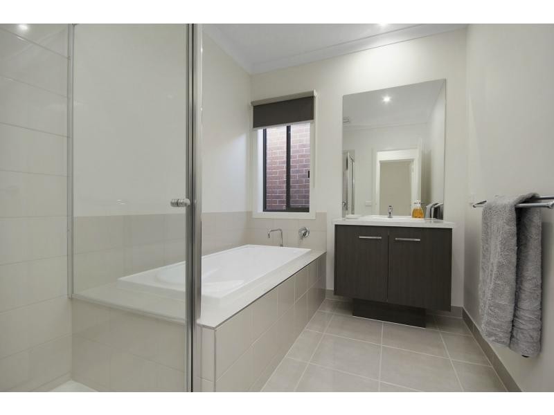 8 Alice Mary Road, Cranbourne West VIC 3977