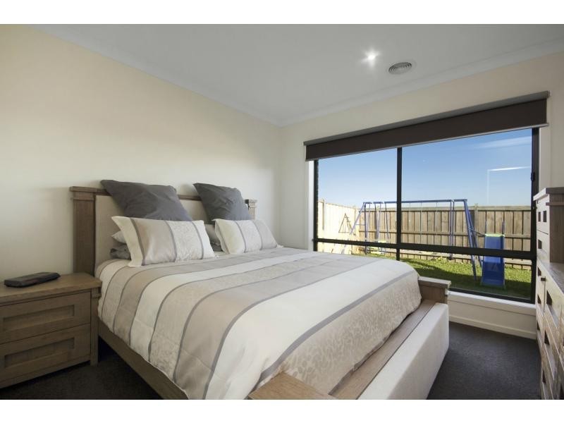 8 Alice Mary Road, Cranbourne West VIC 3977