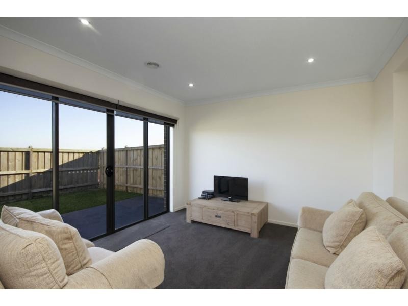 8 Alice Mary Road, Cranbourne West VIC 3977