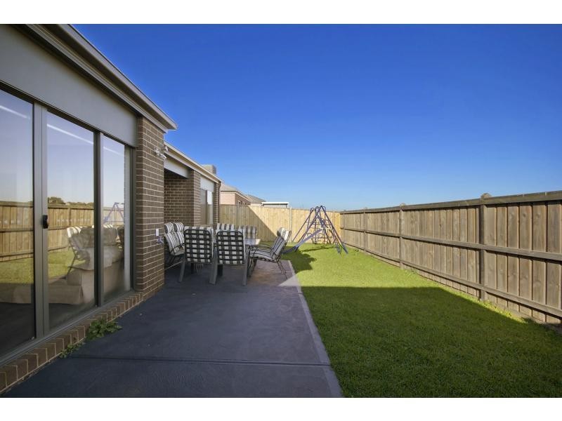 8 Alice Mary Road, Cranbourne West VIC 3977
