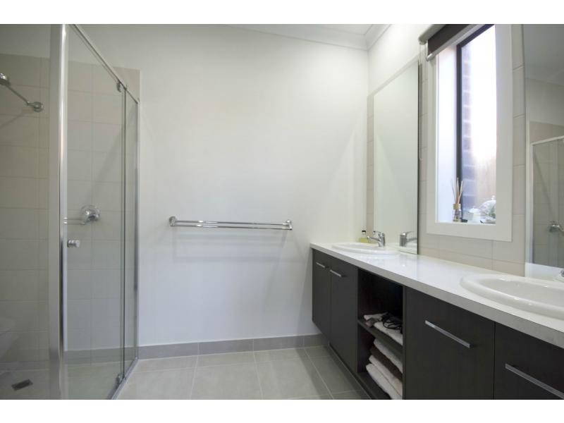 8 Alice Mary Road, Cranbourne West VIC 3977