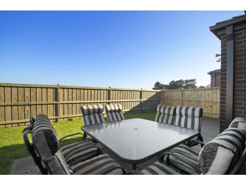 8 Alice Mary Road, Cranbourne West VIC 3977