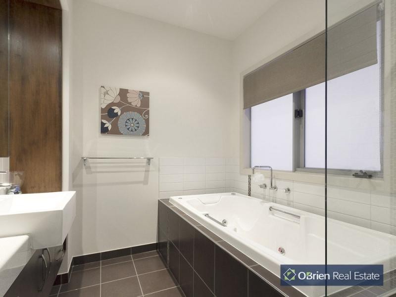 4 McLeish Terrace, Pakenham VIC 3810