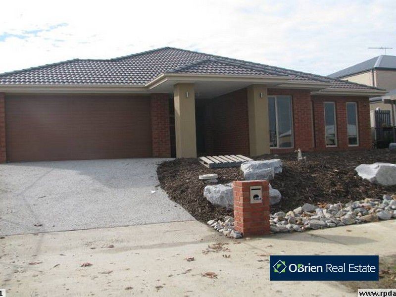 27 Botanic Drive, Pakenham VIC 3810
