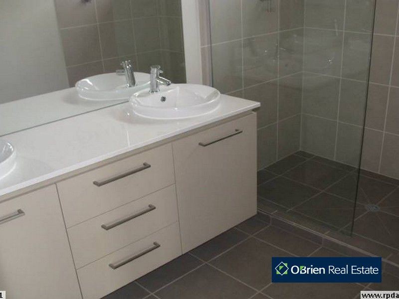 27 Botanic Drive, Pakenham VIC 3810