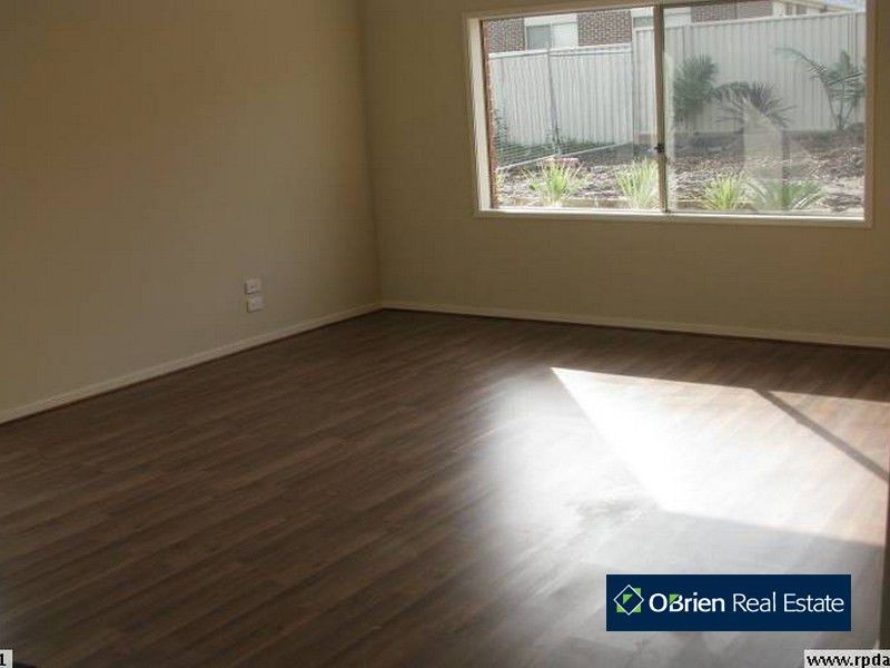 27 Botanic Drive, Pakenham VIC 3810