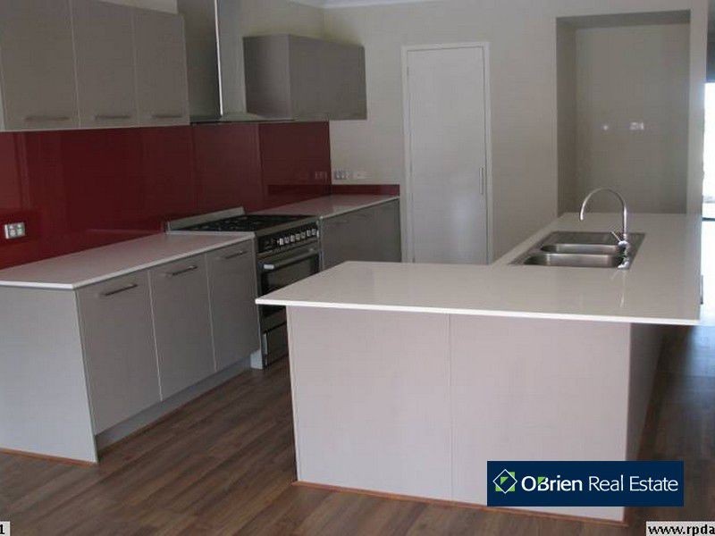 27 Botanic Drive, Pakenham VIC 3810