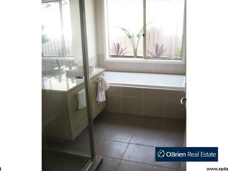 27 Botanic Drive, Pakenham VIC 3810