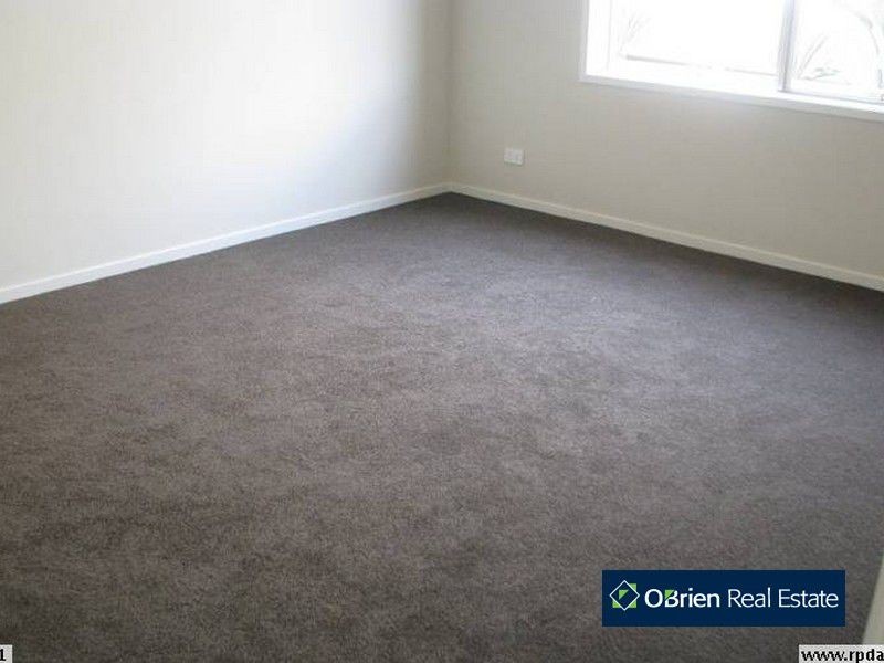 27 Botanic Drive, Pakenham VIC 3810