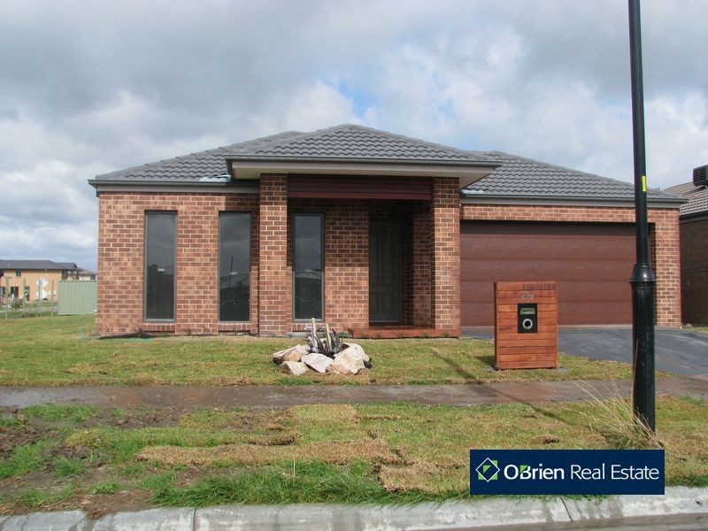 20 Avon River Way, Pakenham VIC 3810