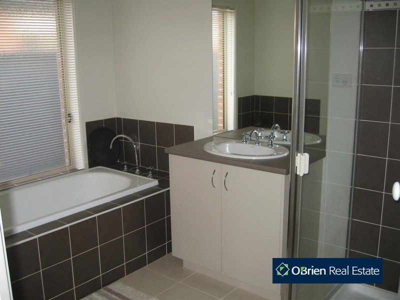 5 Banksia Grove, Pakenham VIC 3810