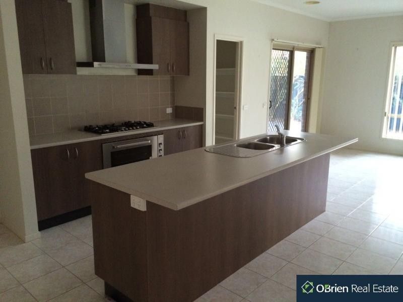 5 Banksia Grove, Pakenham VIC 3810