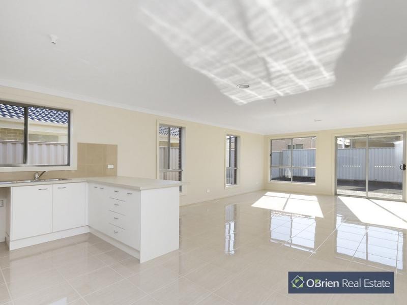 24 Victory Drive, Pakenham VIC 3810