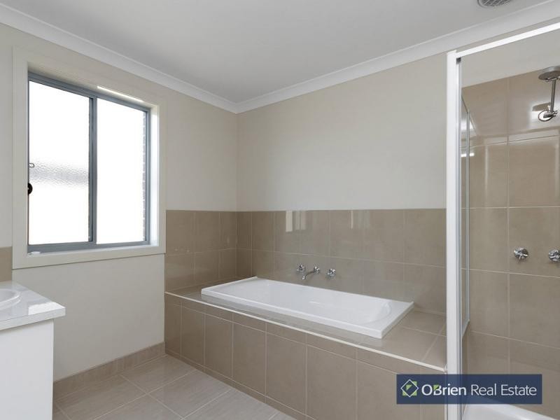 24 Victory Drive, Pakenham VIC 3810
