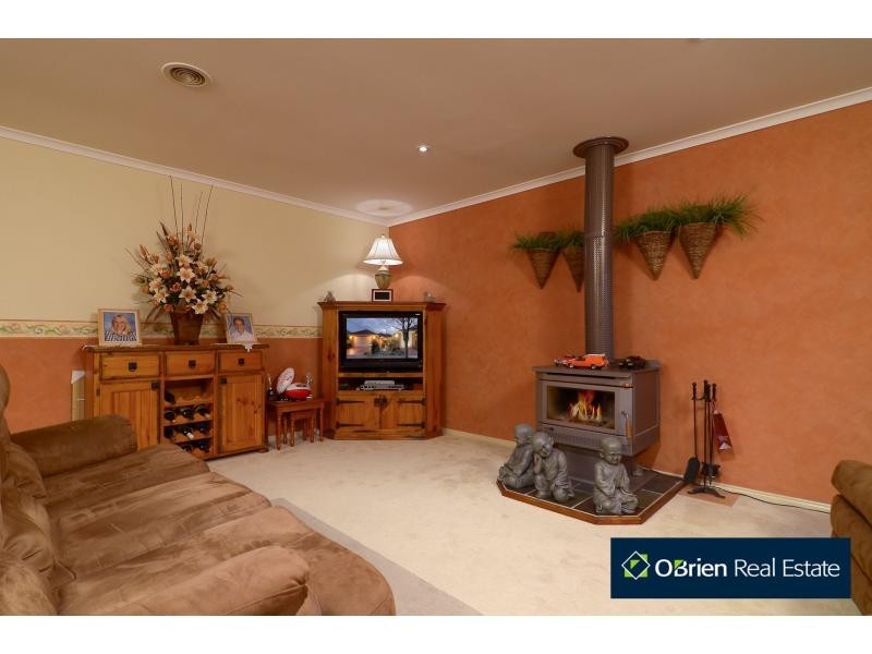 11 Kalastaire Grove, Berwick VIC 3806