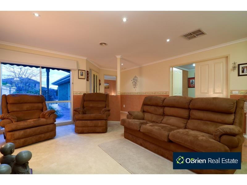 11 Kalastaire Grove, Berwick VIC 3806