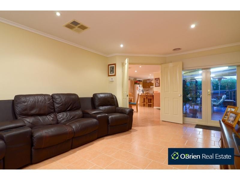 11 Kalastaire Grove, Berwick VIC 3806