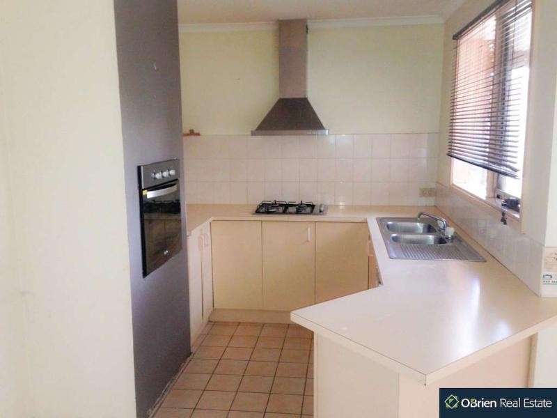 73 Edeys Run, Hampton Park VIC 3976