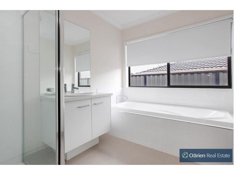 38 Victoria Place, Pakenham VIC 3810