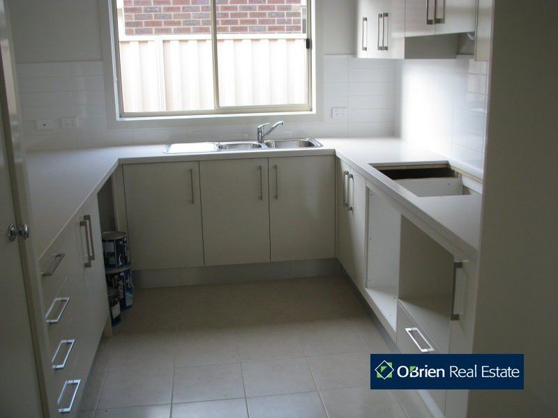 12 Ashford Drive, Pakenham VIC 3810