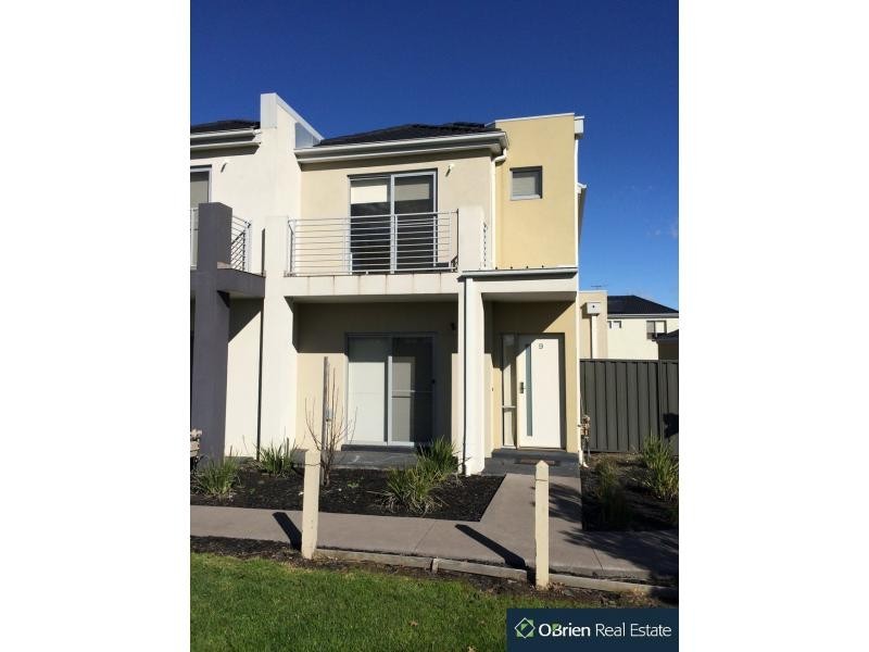 9/11 Howqua Place, Pakenham VIC 3810
