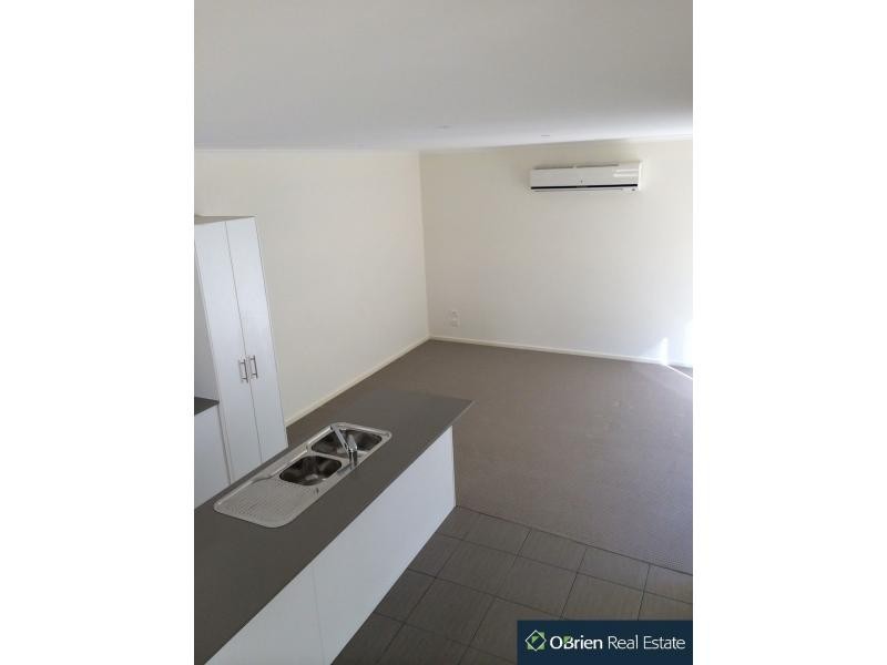 9/11 Howqua Place, Pakenham VIC 3810