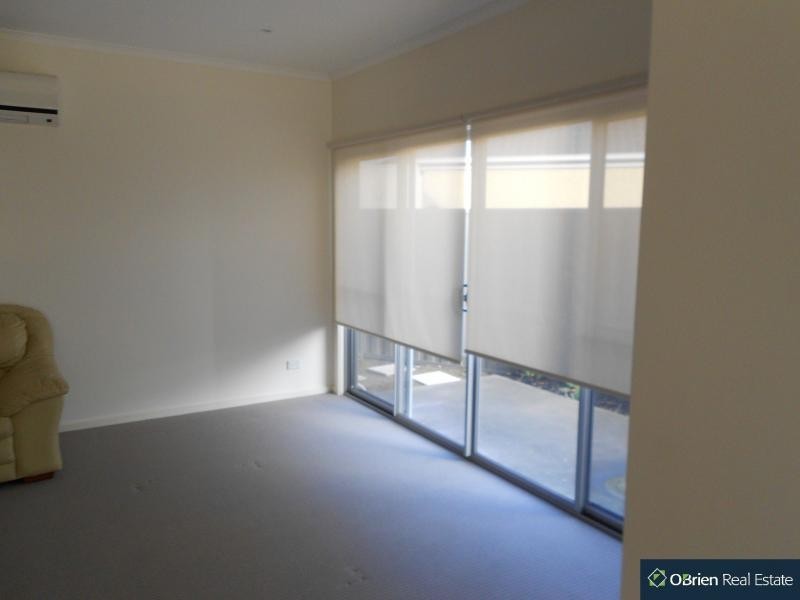 9/11 Howqua Place, Pakenham VIC 3810