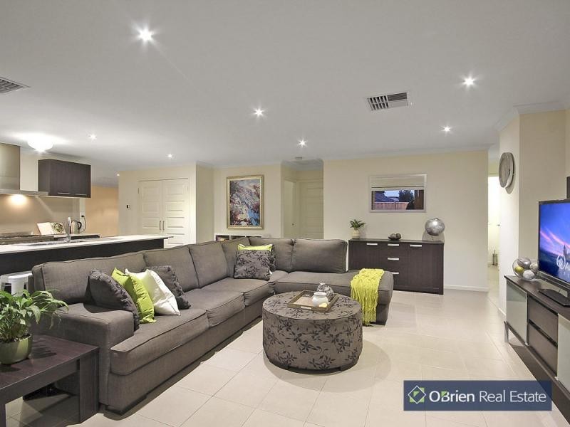 20 Thunderbolt Drive, Cranbourne East VIC 3977