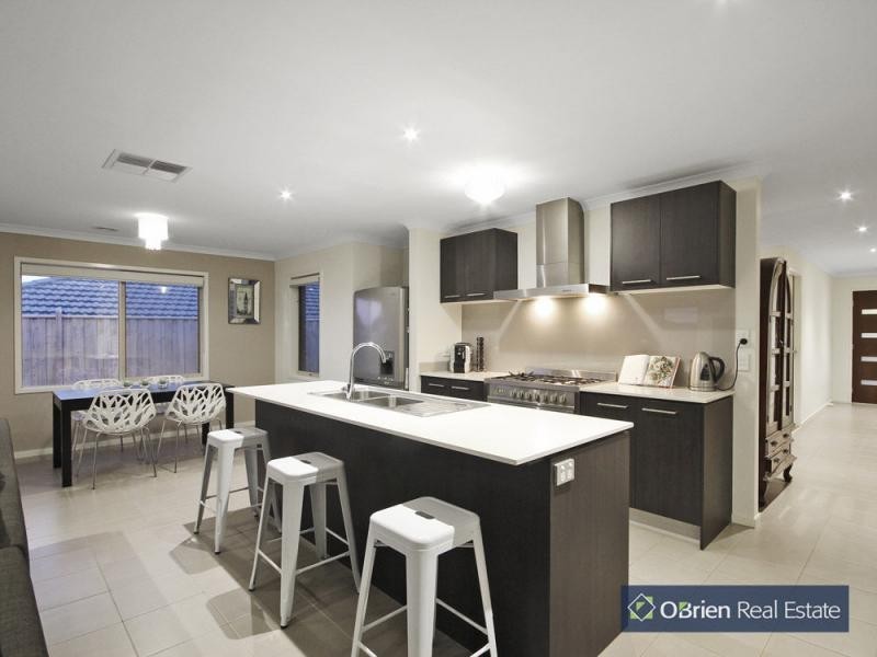 20 Thunderbolt Drive, Cranbourne East VIC 3977