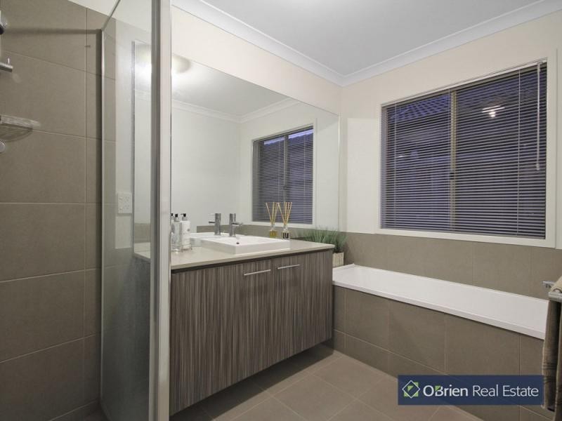 20 Thunderbolt Drive, Cranbourne East VIC 3977