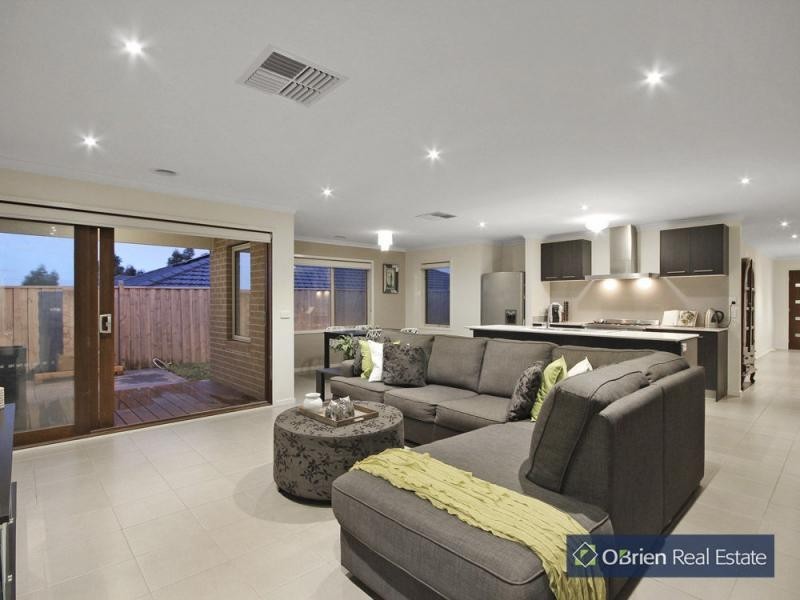 20 Thunderbolt Drive, Cranbourne East VIC 3977