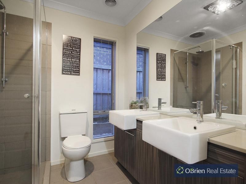 20 Thunderbolt Drive, Cranbourne East VIC 3977