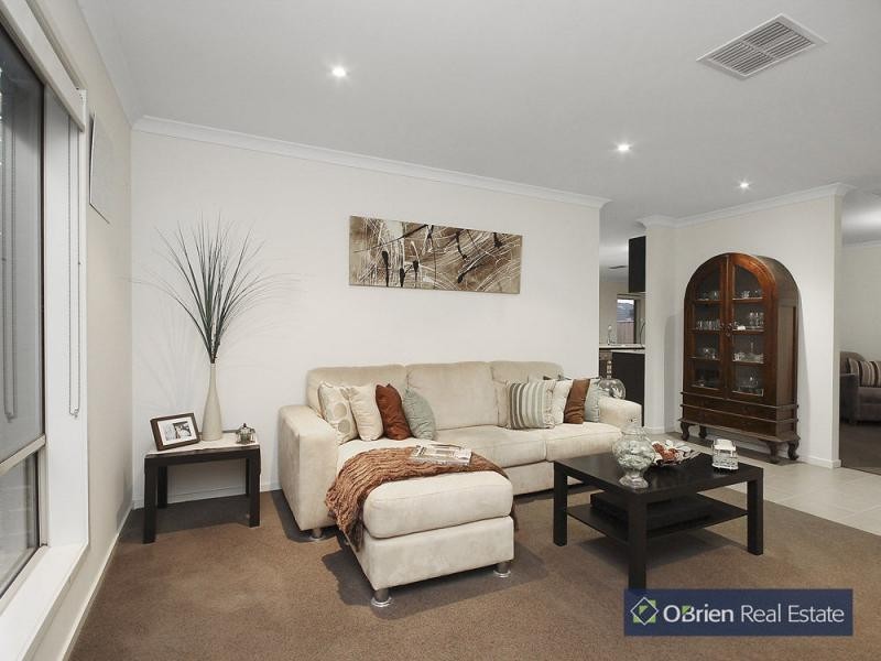 20 Thunderbolt Drive, Cranbourne East VIC 3977