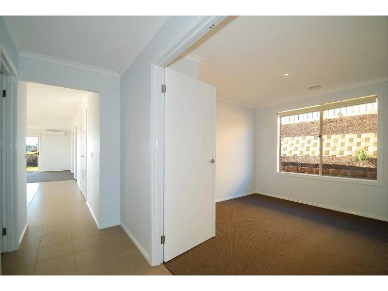 9 Wordsworth Court, Drouin VIC 3818