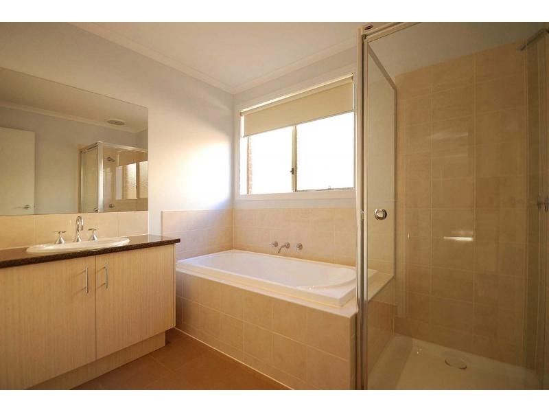 9 Wordsworth Court, Drouin VIC 3818