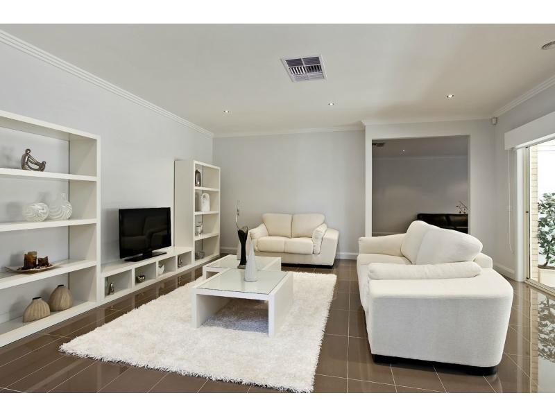 15 Bonneville Parade, Pakenham VIC 3810