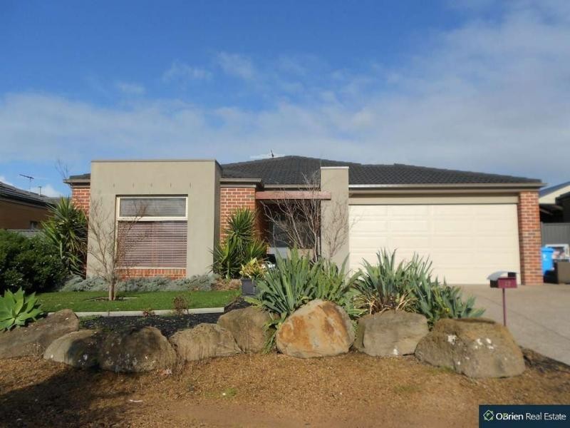 17 Waldo Avenue, Cranbourne North VIC 3977