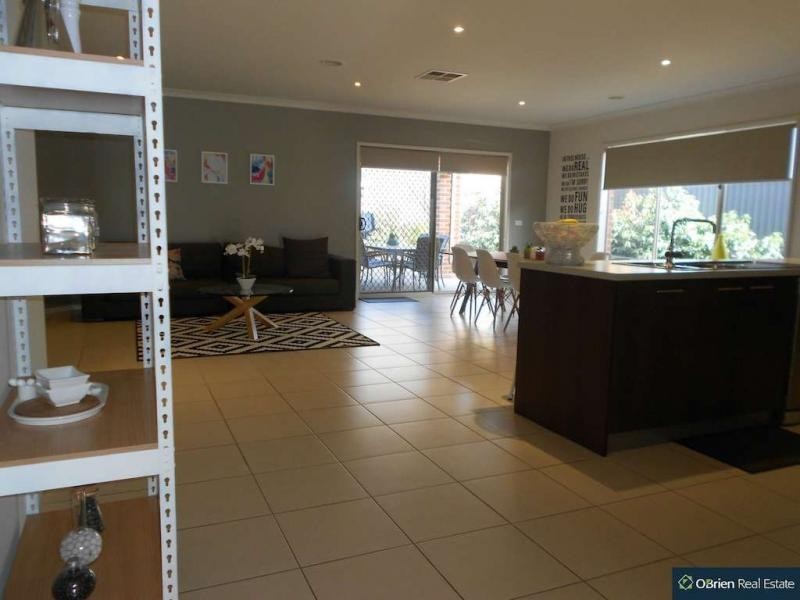 17 Waldo Avenue, Cranbourne North VIC 3977