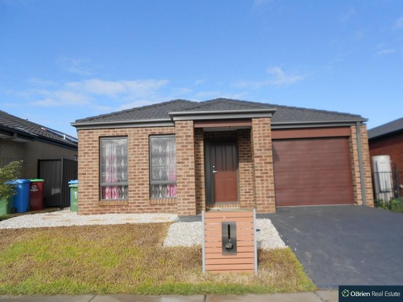 9 Rhinelander Close, Clyde North VIC 3978