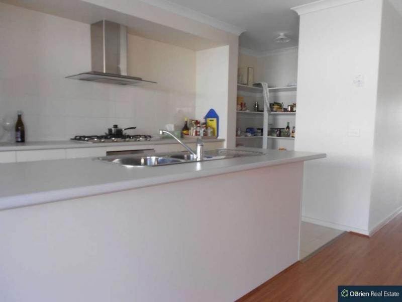 9 Rhinelander Close, Clyde North VIC 3978