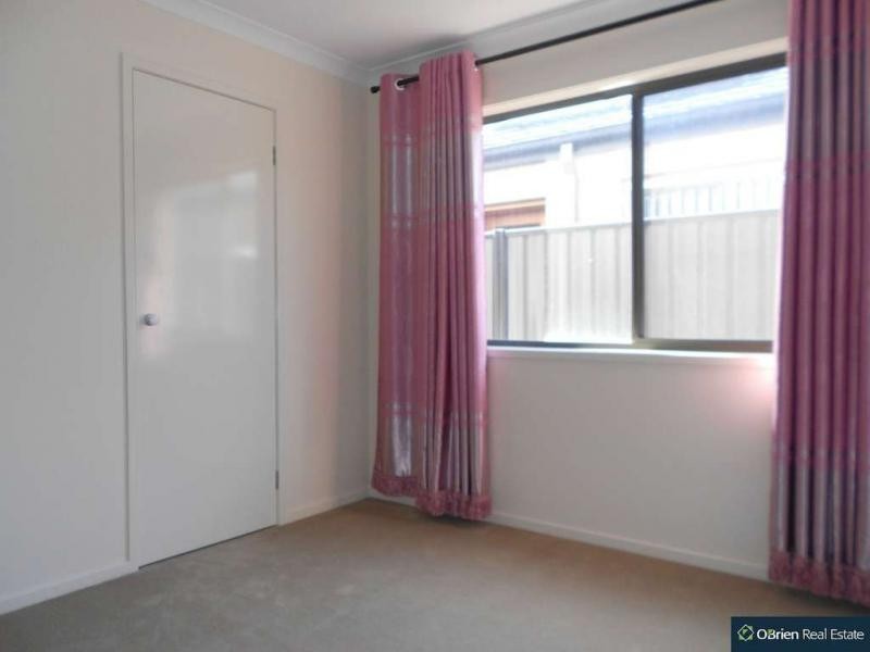 9 Rhinelander Close, Clyde North VIC 3978