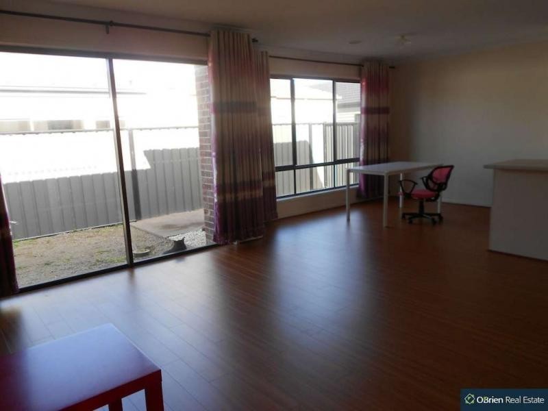 9 Rhinelander Close, Clyde North VIC 3978