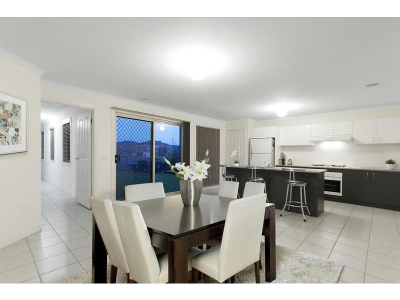 43 Honey Myrtle Way, Cranbourne VIC 3977