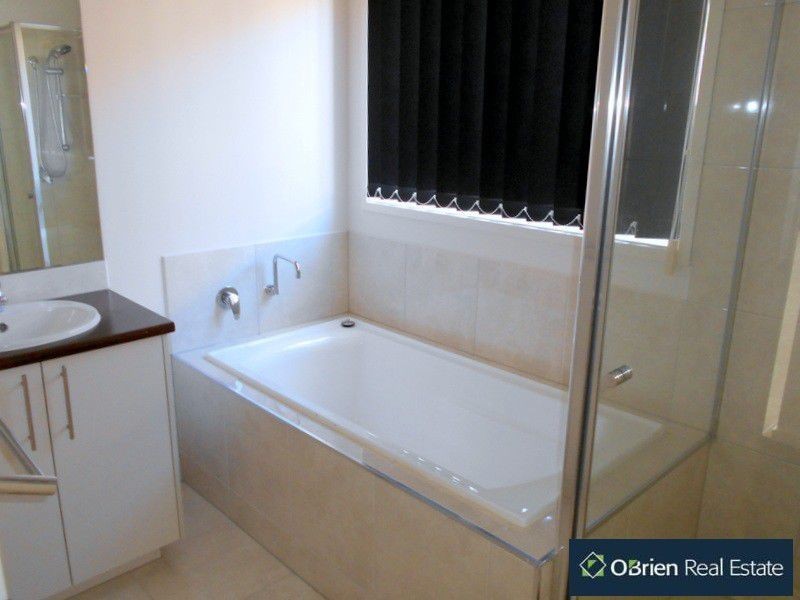 76 Glenelg Street, Clyde North VIC 3978