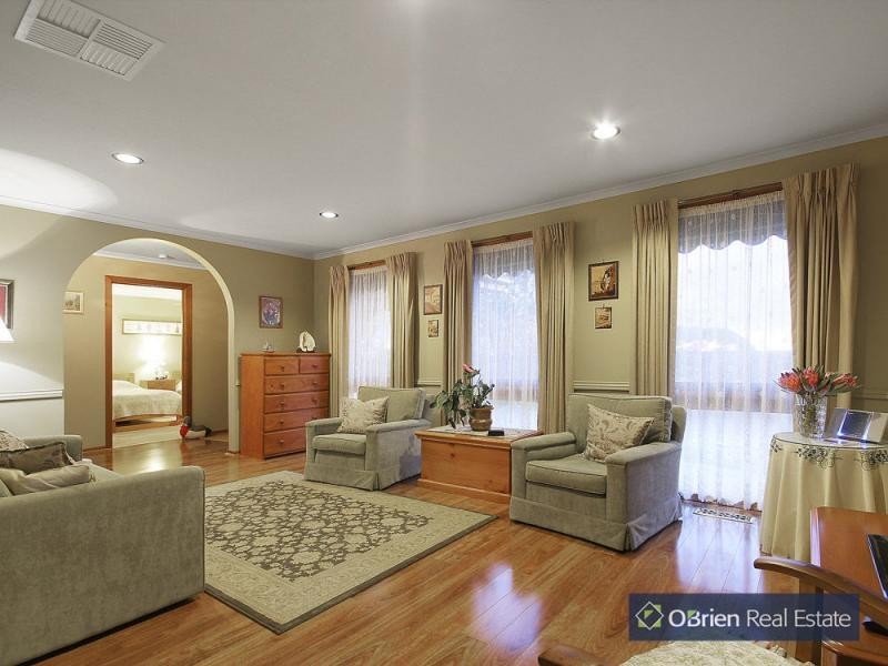 6 Satterley Close, Endeavour Hills VIC 3802