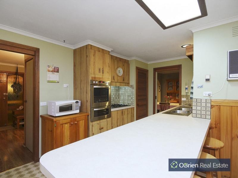 6 Satterley Close, Endeavour Hills VIC 3802