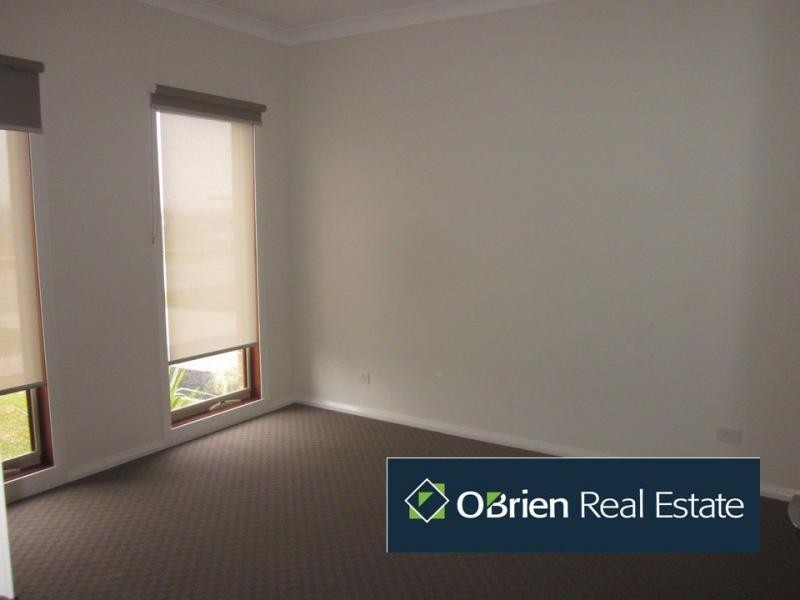 69 Wheelers Park Drive, Cranbourne North VIC 3977