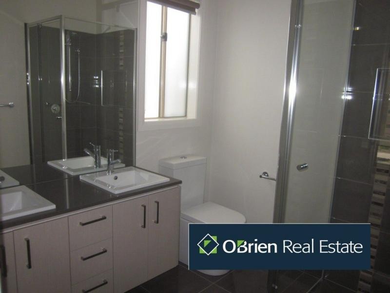 69 Wheelers Park Drive, Cranbourne North VIC 3977