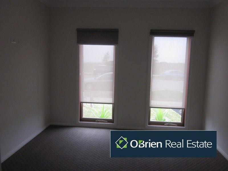 69 Wheelers Park Drive, Cranbourne North VIC 3977