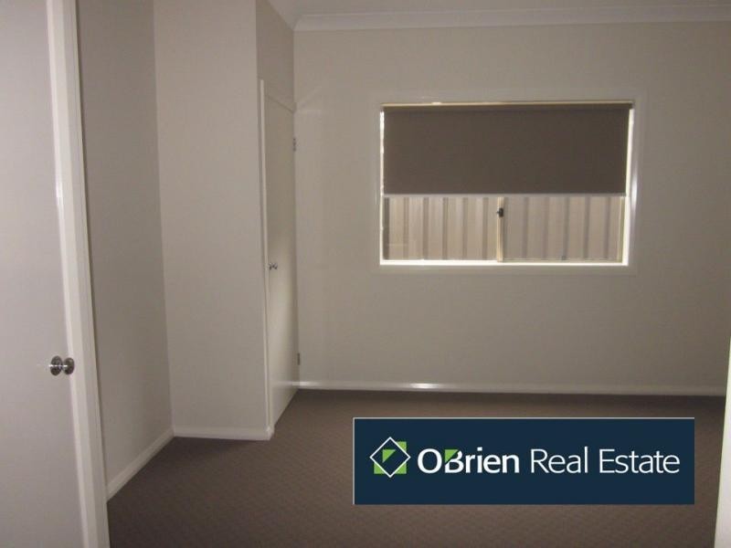 69 Wheelers Park Drive, Cranbourne North VIC 3977